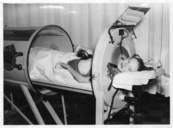 Patient in iron lung transit